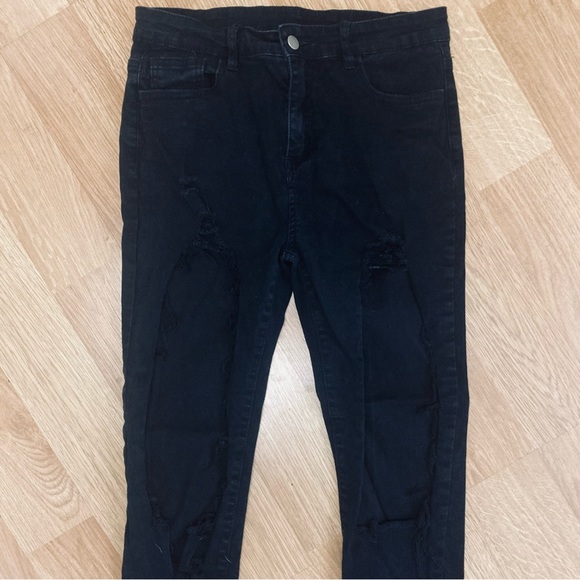 @Savanna New ⭐️ SHEIN Distressed Black Jeggings - Picture 2 of 3
